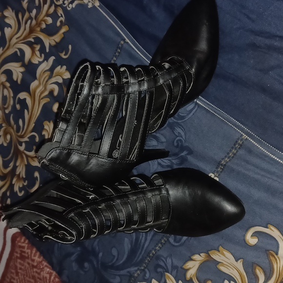 Heels - Picture 3 of 3